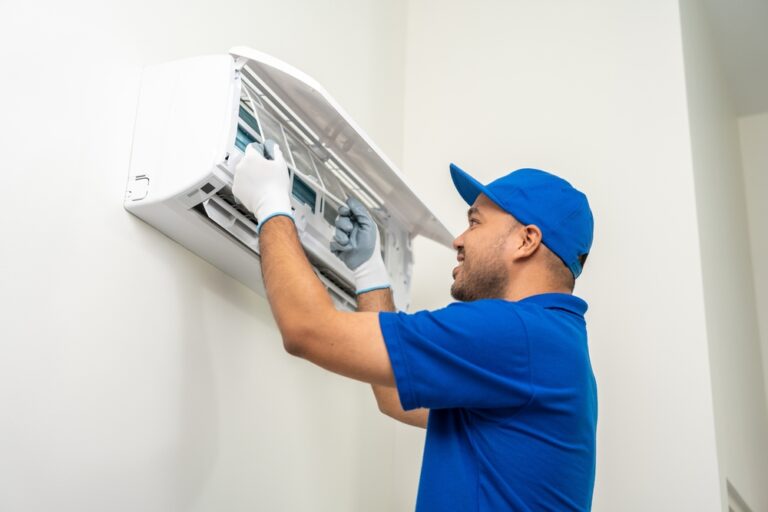 فني يقوم ب تركيب مكيف بالرياض ويضع الفلاتر داخل المكيف