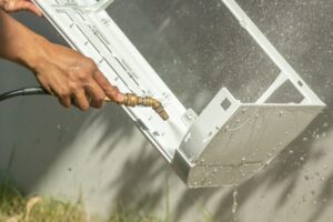تنظيف مكيفات سبليت بالرياض – غسيل عميق واحترافي
